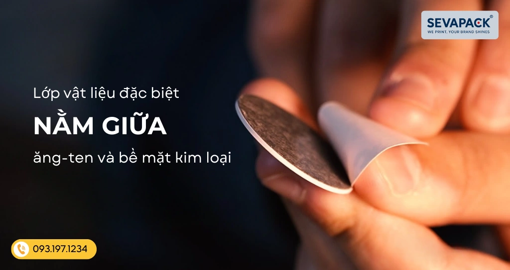 Thẻ sử dụng lớp vật liệu đặc biệt nằm giữa ăng-ten v&agrave; bề mặt kim loại