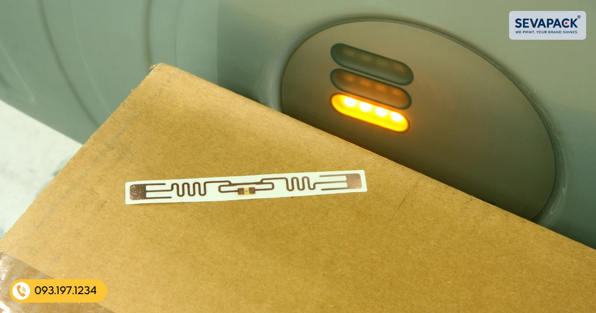 Nhãn RFID có nhiều ưu điểm vượt trội so với mã vạch