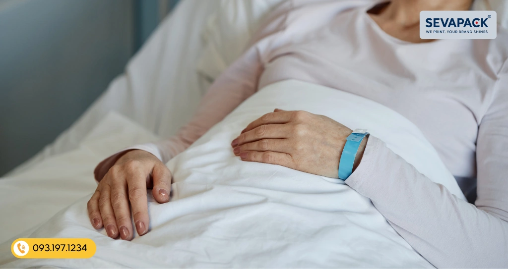 Quy ước m&agrave;u sắc tr&ecirc;n v&ograve;ng tay bệnh nh&acirc;n c&oacute; vai tr&ograve; rất quan trọng