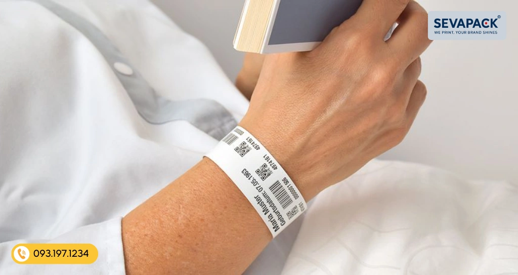 V&ograve;ng đeo tay bệnh nh&acirc;n cần đ&aacute;p ứng c&aacute;c ti&ecirc;u chuẩn nhất định