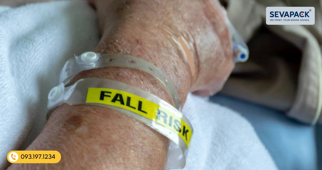 Việc đeo v&ograve;ng tay cho bệnh nh&acirc;n cần tu&acirc;n theo quy tr&igrave;nh nghi&ecirc;m ngặt