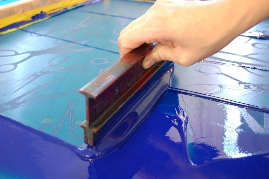 In Lụa Là Gì? Cẩm Nang Toàn Diện Về Kỹ Thuật In Lụa Trong Sản Xuất Tem Nhãn Và Bao Bì